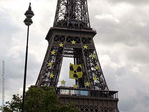 Greenpeace-Protest am Eiffelturm